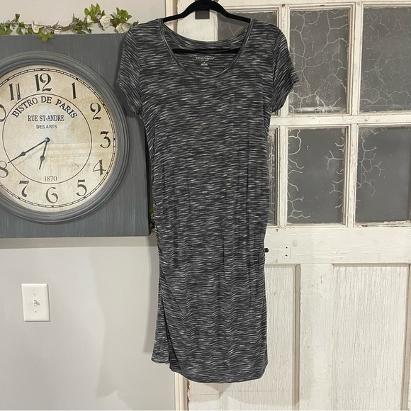 Liz Lange Dresses & Skirts - Liz Lange Maternity Side Ruched Dress- Size M